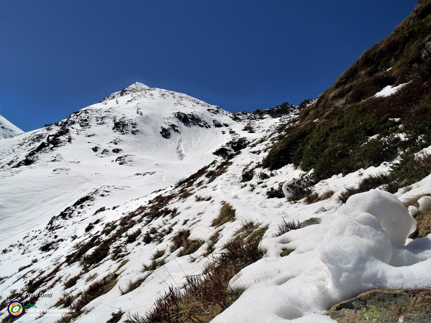 31 Dopo faticosa discesa e risalita con affondi nella neve riesco ad agganciare il sent. 101 che sale alla Forcella Rossa  .JPG -                                